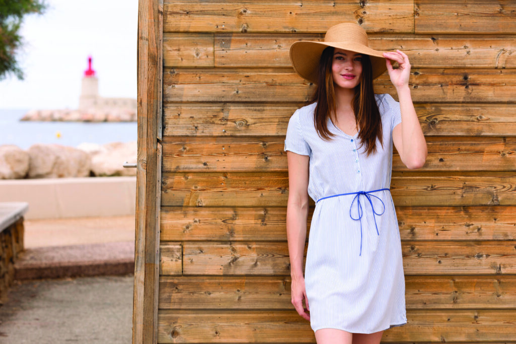 Nouvelle collection de vêtement Bastingage représenté par une femme souriante qui porte une belle robe et un chapeau